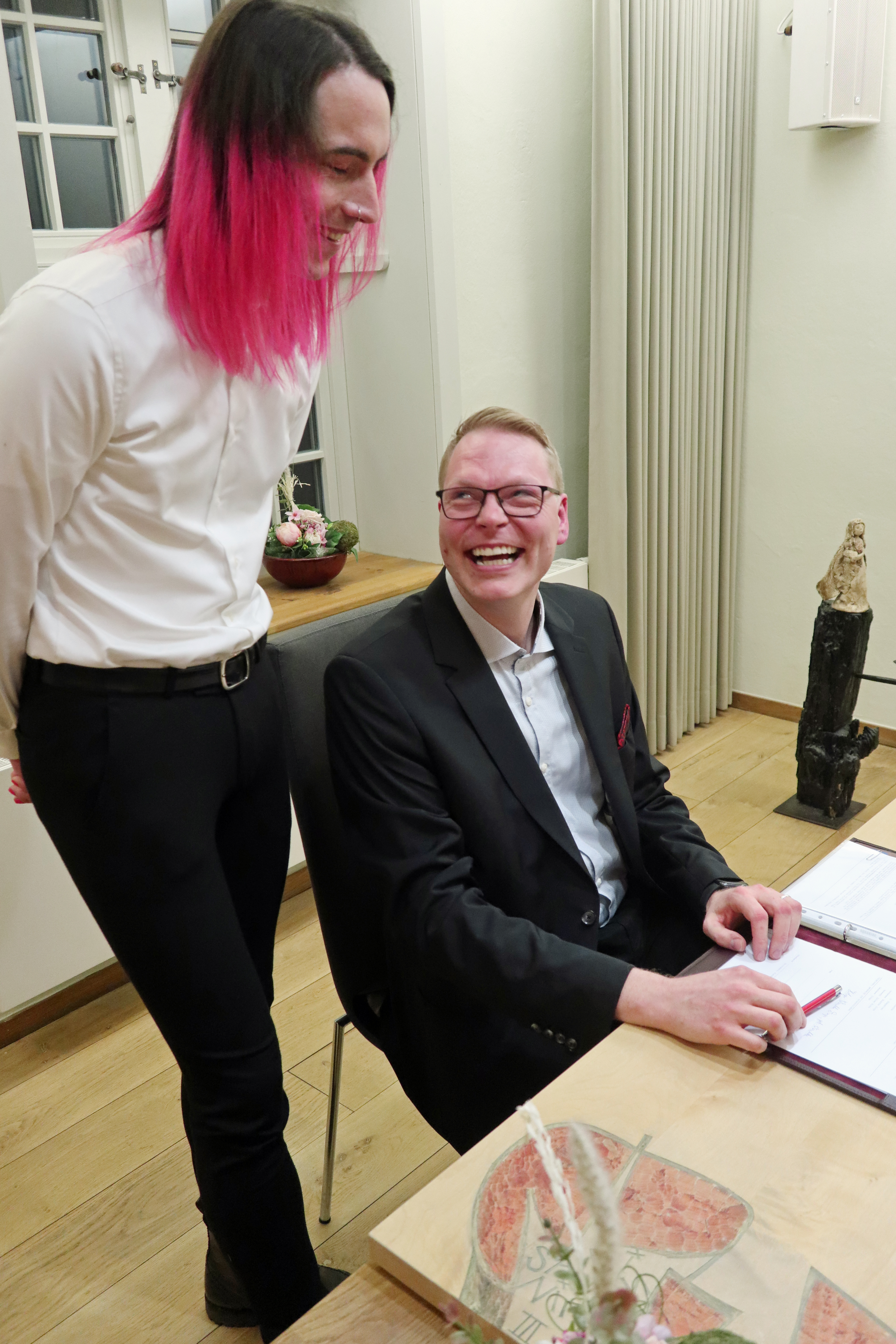 Holger bei der Unterschrift