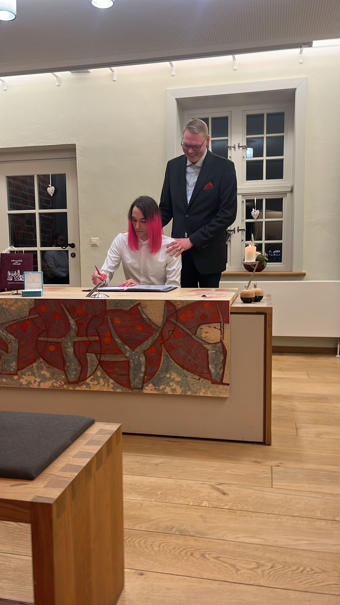 Micha bei der Unterschrift
